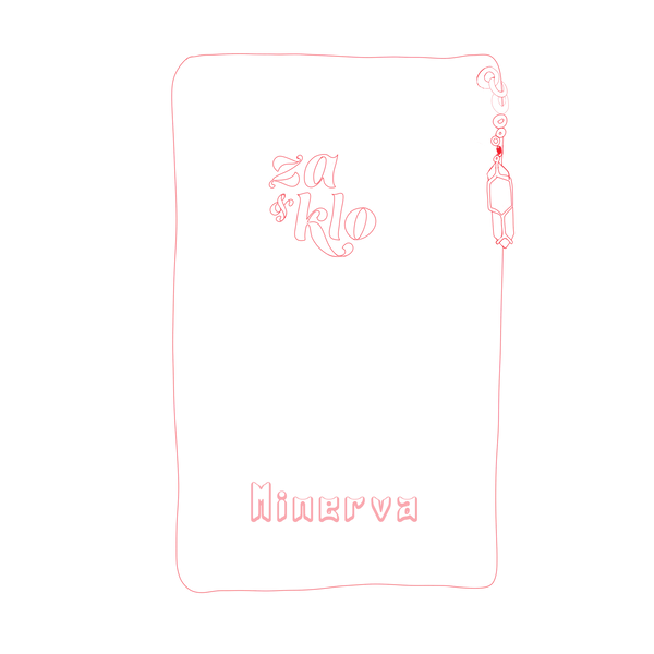 Dessin d’un sac de café illustrant Minerva, un Geisha « white honey » de Colombie produit par Sebastian Ramirez, avec un porte-clés en cristal attaché au sac. Le sac met en avant des notes fruitées, florales et herbacées, avec une typographie visible affichant le nom « Minerva ». Ce café complexe et surprenant révèle des saveurs de pêche et de basilic, idéal pour accompagner une burrata ou une pâtisserie aux fruits. Parfait en cold brew ou pour over.