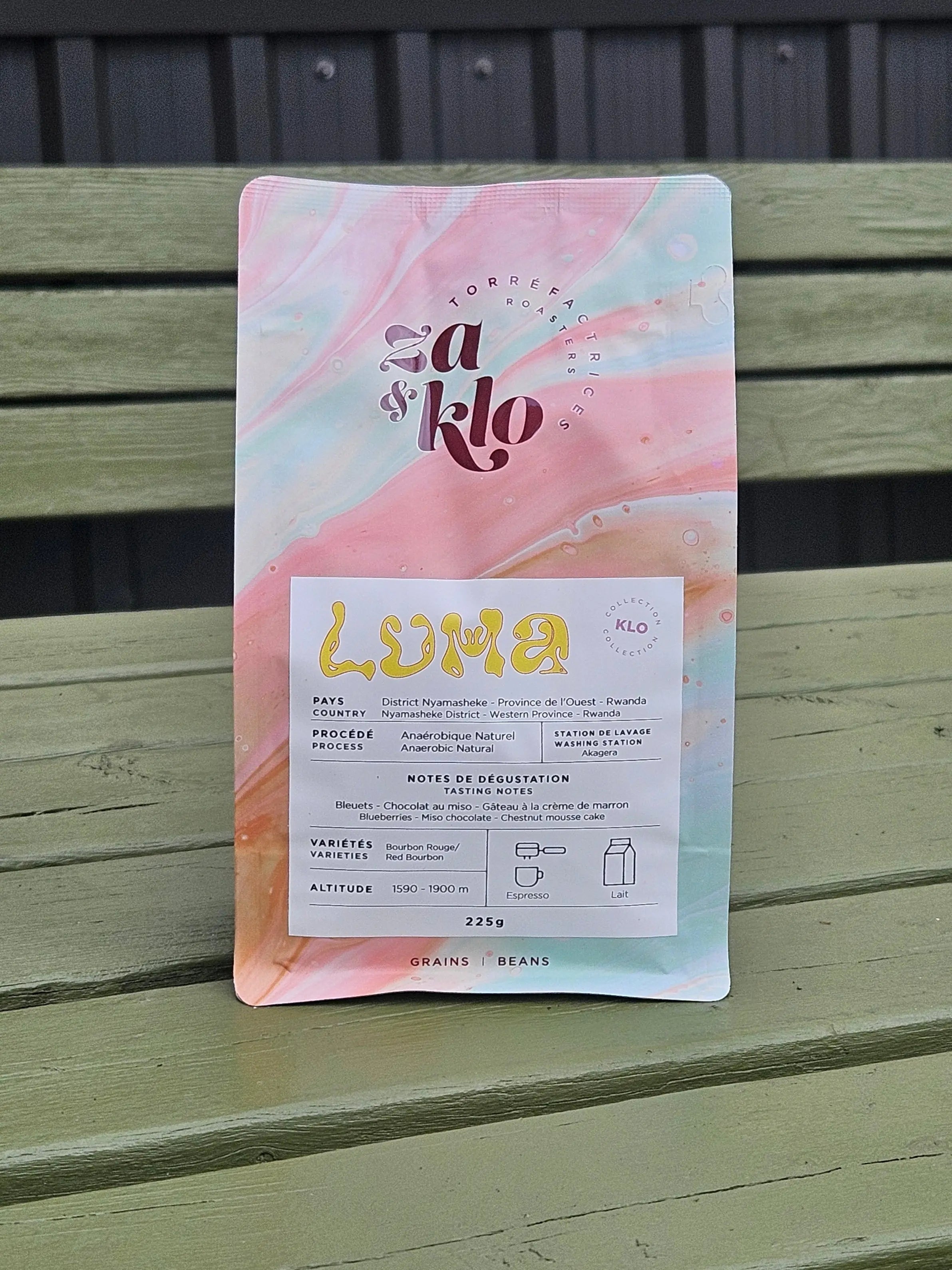 Photo d’un sac de café illustrant Luma, un café naturel anaérobie du Rwanda, provenant de la station de lavage Akagera. Le sac met en avant des notes de bleuets, chocolat au miso et gâteau à la purée de marron, avec une typographie visible affichant le nom « Luma ». Riche et élégant, ce café se savoure en espresso ou avec du lait. Inspiré des lucioles, symbole de lumière et de persistance, Luma incarne douceur, résilience et espoir. Torrefaction par Za et Klo.