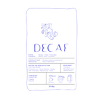Image d’un sac de café illustrant un décaféiné provenant de plusieurs petites fermes d’une même communauté en Colombie. Le sac met en avant des notes de datte, chocolat et sirop d’érable, avec une typographie visible affichant le nom du café. Ce décaféiné délicieux et versatile se déguste en pour over, en espresso ou mélangé avec du lait, offrant une expérience gourmande comparable à un café classique. Za et Klo Torrefaction.