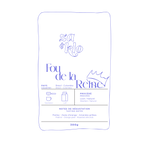 Dessin d’un sac de café illustrant Fou de la Reine, Avant Funny, un mélange de café colombien lavé et de Brésil Honey. Le sac met en avant des notes de dégustation de noix pralinées, avec une typographie visible affichant le nom « FUNNY ». Ce café crémeux et sucré se déguste parfaitement en latte ou cortado, offrant une expérience gourmande et réconfortante, idéale à tout moment de la journée, même tôt le matin.