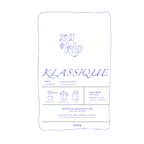 Dessin d’un sac de café illustrant Klassique, un mélange du Brésil Honey et d’un café guatémaltèque exceptionnel produit par Juan Jose Torres. Le sac met en avant des notes de dégustation de raisin, de galette à l’avoine et de chocolat noir, avec une typographie visible affichant le nom « Klassique ». Ce café est enveloppant et se déguste parfaitement en presse française, latte ou espresso, offrant une expérience riche et gourmande pour les amateurs de cafés fins.