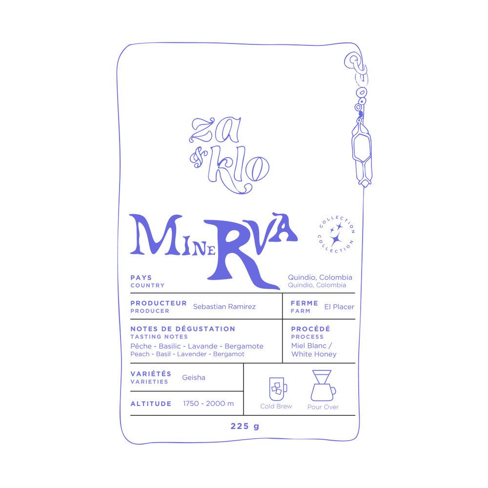 Image de dessin de Minerva, un cafe Geisha « white honey » de Colombie produit par Sebastian Ramirez, avec un porte-clés en cristal attaché au sac. Le sac met en avant des notes fruitées, florales et herbacées, avec une typographie visible affichant le nom « Minerva ». Ce café complexe et surprenant révèle des saveurs de pêche et de basilic, idéal pour accompagner une burrata ou une pâtisserie aux fruits. Parfait en cold brew ou pour over. Torrefactrices Za et Klo.