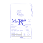 Image de dessin de Minerva, un cafe Geisha « white honey » de Colombie produit par Sebastian Ramirez, avec un porte-clés en cristal attaché au sac. Le sac met en avant des notes fruitées, florales et herbacées, avec une typographie visible affichant le nom « Minerva ». Ce café complexe et surprenant révèle des saveurs de pêche et de basilic, idéal pour accompagner une burrata ou une pâtisserie aux fruits. Parfait en cold brew ou pour over. Torrefactrices Za et Klo.