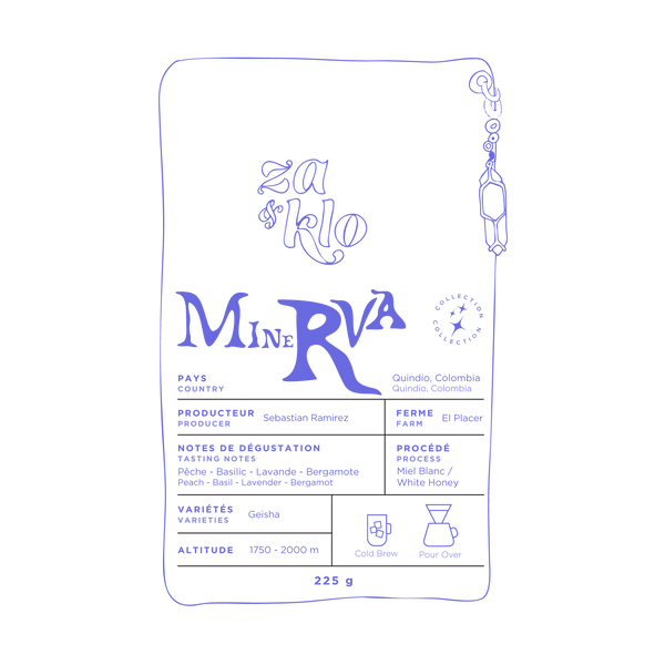Image de dessin de Minerva, un cafe Geisha « white honey » de Colombie produit par Sebastian Ramirez, avec un porte-clés en cristal attaché au sac. Le sac met en avant des notes fruitées, florales et herbacées, avec une typographie visible affichant le nom « Minerva ». Ce café complexe et surprenant révèle des saveurs de pêche et de basilic, idéal pour accompagner une burrata ou une pâtisserie aux fruits. Parfait en cold brew ou pour over. Torrefactrices Za et Klo.
