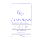 Dessin d’un sac de café illustrant Mystique, un mélange du Brésil Honey et d’un café éthiopien produit par Heleanna Georgalis. Le sac met en avant des notes de dégustation de tangerine, caramel salé et chocolat, avec une typographie visible affichant le nom « Mystique ». Ce café se déguste en espresso, latte ou en French press et reflète la personnalité de Za : un mystère à découvrir, délicat et subtil. Idéal pour les moments de dégustation contemplative, comme les soirs de pleine lune.