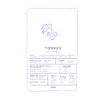 Dessin d’un sac de café mettant en avant Juan Jose Torres, producteur de la communauté indigène Xinka et membre de la Cafe Colis Resistencia. Le sac illustre des notes de dégustation d’orange, de miel et de chocolat, avec une typographie marquée affichant le mot « Torres ». Acheter ce café soutient la résistance pacifique Xinka contre l’exploitation minière Escobal ainsi que la défense de leurs droits et de la biodiversité.
