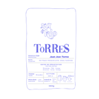 Dessin d’un sac de café mettant en avant Juan Jose Torres, producteur de la communauté indigène Xinka et membre de la Cafe Colis Resistencia. Le sac illustre des notes de dégustation d’orange, de miel et de chocolat, avec une typographie marquée affichant le mot « Torres ». Acheter ce café soutient la résistance pacifique Xinka contre l’exploitation minière Escobal ainsi que la défense de leurs droits et de la biodiversité.
