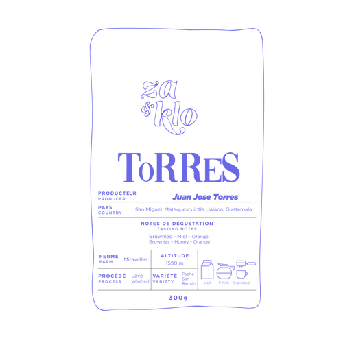 Dessin d’un sac de café mettant en avant Juan Jose Torres, producteur de la communauté indigène Xinka et membre de la Cafe Colis Resistencia. Le sac illustre des notes de dégustation d’orange, de miel et de chocolat, avec une typographie marquée affichant le mot « Torres ». Acheter ce café soutient la résistance pacifique Xinka contre l’exploitation minière Escobal ainsi que la défense de leurs droits et de la biodiversité.
