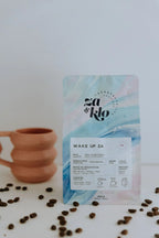 Image d'un sac de cafe, Wake Up, un Brésil naturel de la famille Barbosa. Le sac met en avant des notes rappelant un pina colada, avec une typographie visible affichant le nom « Wake Up ». Ce classique de Za en espresso offre une explosion de saveurs fruitées à chaque gorgée, parfait pour bien commencer la journée. Torrefactrices montreal za et klo.