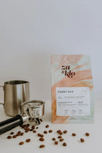  Funny, un mélange de café colombien lavé et de Brésil Honey. Le sac met en avant des notes de dégustation de noix pralinées, avec une typographie visible affichant le nom « FUNNY ». Ce café crémeux et sucré se déguste parfaitement en latte ou cortado, offrant une expérience gourmande et réconfortante, idéale à tout moment de la journée, même tôt le matin.