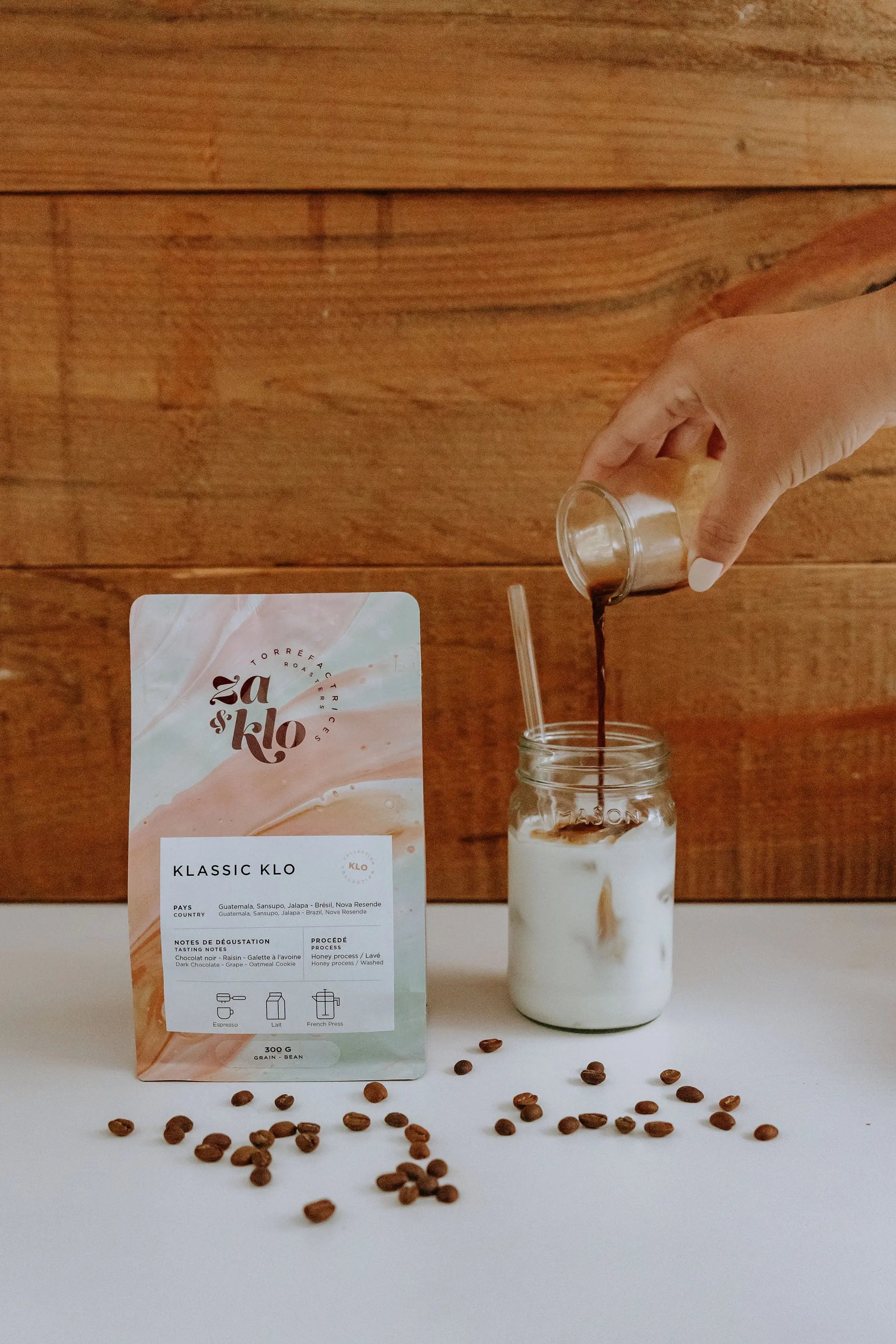 Photo de sac Klassique cafe torrefaction par za et klo, un mélange du Brésil Honey et d’un café guatémaltèque exceptionnel produit par Juan Jose Torres. Le sac met en avant des notes de dégustation de raisin, de galette à l’avoine et de chocolat noir, avec une typographie visible affichant le nom « Klassique ». Ce café est enveloppant et se déguste parfaitement en presse française, latte ou espresso, offrant une expérience riche et gourmande pour les amateurs de cafés fins.