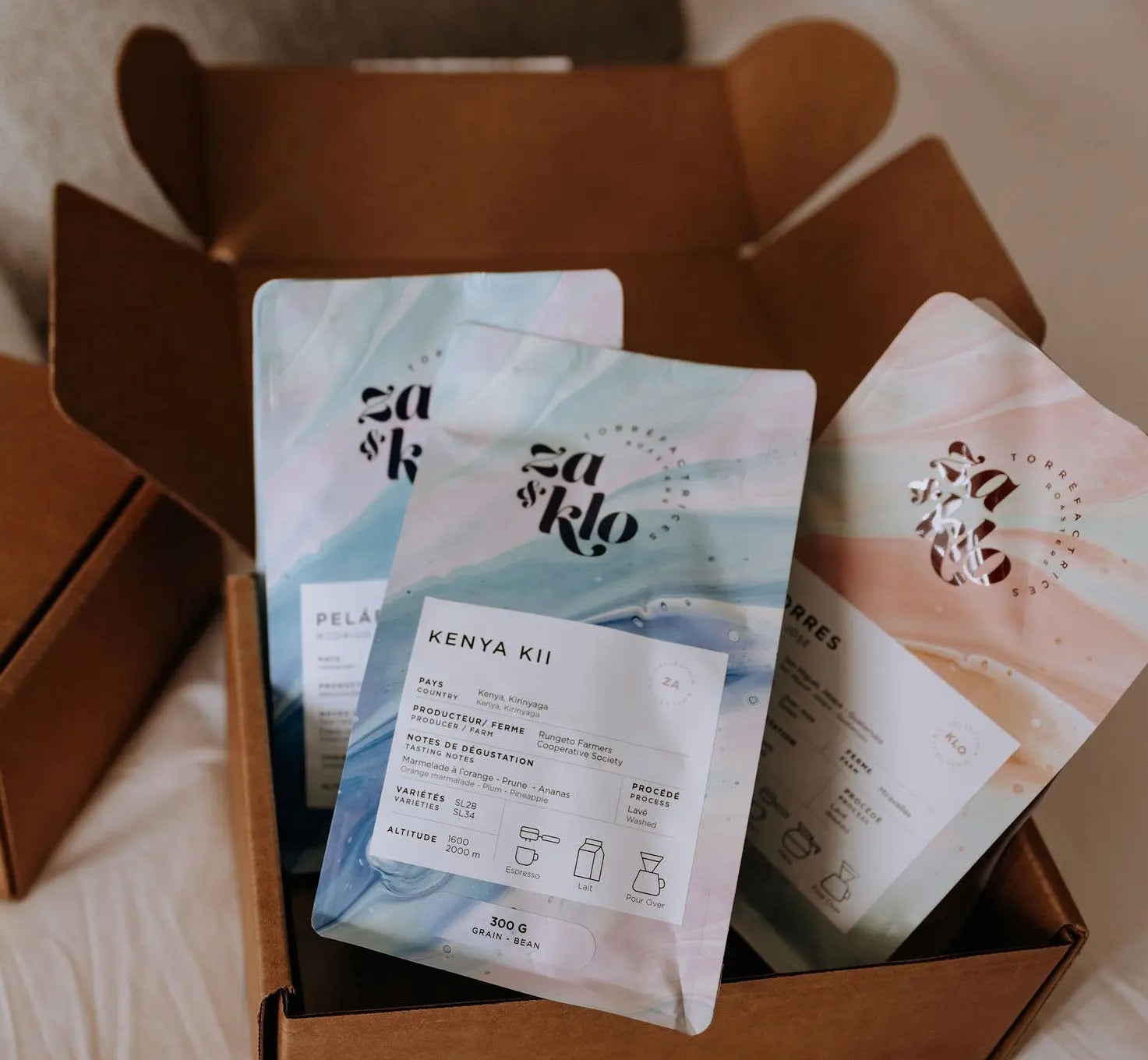 BOITE TORREFACTRICE, les cafés sont choisis par za et klo, nous nous assurons de vous envoyer certains de nos produits les meilleurs et les plus excitants. Edition filtre, chemex, pour over. ZA & KLO ROASTING BOX, the coffees are chosen by za and klo, we make sure to send you some of our best and most exciting products. FILTER, CHEMEX, POUR OVER edition.